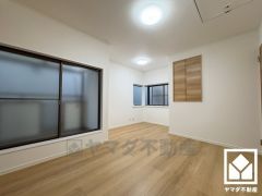 約8帖の洋室です。バルコニーにつながるお部屋で、通風・陽当たり良好。