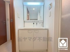 収納付きでスッキリお使い頂ける3面鏡の洗面台です。洗面ボウルが広めなので、忙しい朝でも身支度がしやすく時短になります。