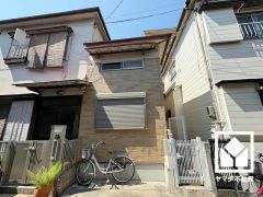 玄関横に自転車を駐輪できるスペースがございます。