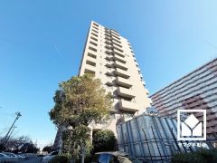 14階建て11階部分で前面に視界を遮る高い建物がなく、見晴らしの良い景色が広がります。開放感あふれる眺望と利便性が融合した住まい──穏やかな毎日をここから。