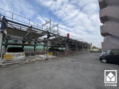 敷地内に駐車場を完備（月額8000円～13000円）。重い荷物や雨の日の移動もスムーズで、快適なカーライフを実現。空き状況は弊社スタッフまでお気軽にお問い合わせください。