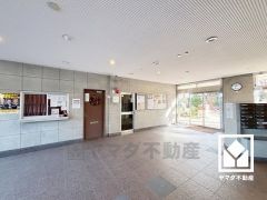 開放的で落ち着いたロビーが、心を癒すひとときを演出。くつろぎと気品が共存する、快適な住まい。