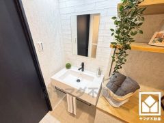 遊び心のある壁紙がおしゃれな洗面台です。カウンターが広めなので、忙しい朝でも身支度がしやすく時短になります。