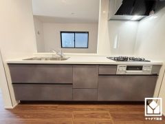 カウンターキッチンなので配膳や片付けがしやすく、お料理中でもお子様の様子が分かって安心です。キッチン横には窓がございますので、昼間は手元が明るく、お料理がはかどります。