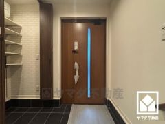 ドアのスリット窓から光が差し込み、外出時にも帰宅時にも、明るい気持ちになれる玄関です。