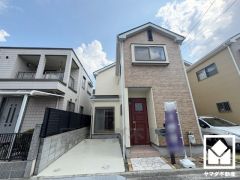 キッチンは空間を有効活用できる壁付けタイプ。