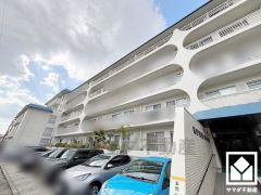 キッチン横にはパントリーもございます。まとめ買いしても心配要らずの収納力です。