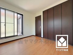 バルコニーにつながるお部屋で、通風・陽当たり良好。