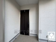 ドアのスリット窓から光が差し込み、外出時にも帰宅時にも、明るい気持ちになれる玄関です。