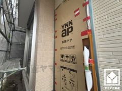 2SLDK、土地面積83.70平米、建物面積87.35平米、木造3階建。2025年9月上旬完成予定。