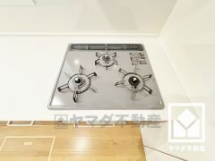 毎日の料理がもっとスムーズに。便利な3口コンロ付きキッチン。