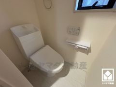 明るく清潔感溢れるトイレです。トイレが1階と2階にあるので、朝の忙しい時間にも混雑せず快適です。