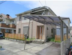 カーポート付きの駐車スペースが1台分ございます。重い荷物や雨の日の移動もスムーズで、快適なカーライフを実現。