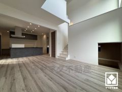 広々21.5帖のLDKが魅力。家族全員がリラックスできる、ゆったりとした快適リビングで温かい団らんの時間を。リビングは天井埋込エアコン付きで、お引越し直後から快適にお過ごしいただけます。