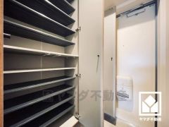 玄関にはたっぷりの収納スペースを完備。家族の靴もしっかり収納できるので、玄関がいつも片付き、気持ちよくお客様を迎えられます。