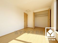 約6帖の洋室です。全居室に収納がございますので、お部屋の広さを最大限に活用できます。