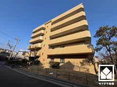 宅配ボックスも完備しています。留守でも安心、荷物の受け取りをスムーズに。