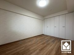 大きな物入付きの洋室で整理整頓しやすいです。