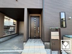 上質な暮らしを象徴する、重厚感のある落ち着いた配色の玄関デザイン。帰るたびに誇らしく思える住まいがここに。