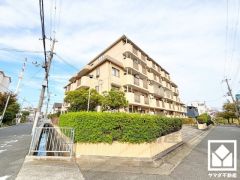 室内洗濯機置場がございますので、天候に左右されず洗濯していただけます。