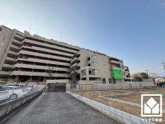 「セブンイレブン尼崎西昆陽2丁目店」まで徒歩9分、「イズミヤ昆陽店」まで徒歩13分など、お買い物施設が徒歩圏内に複数あり便利な住環境です。