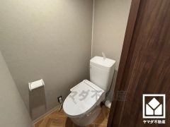 明るく清潔感溢れるトイレです。温水洗浄便座付きで、季節を問わずいつでも温かい便座をお使いいただけます。