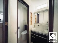 収納付きでスッキリお使い頂ける3面鏡の洗面台です。洗面ボウルが広めなので、忙しい朝でも身支度がしやすく時短になります。