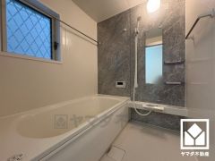 1日の疲れを癒す浴室でゆったりリフレッシュ。小窓が付いているので、こもりがちな湿気もすぐ取り除くことができます。