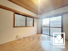 約6帖の1階洋室です。大きな窓からは明るい光が降り注ぎます。柔らかな光が差し込むお部屋で、快適で落ち着いた生活をお送りいただけます。