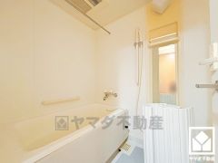 1日の疲れを癒す浴室でゆったりリフレッシュ。清潔感あふれる空間で、毎日のバスタイムをより快適に。