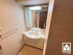 収納豊富な洗面台で、スッキリお使い頂けます。洗面ボウルが広めなので、忙しい朝でも身支度がしやすく時短になります。