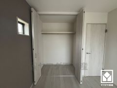 新たに家具を買わなくても良いので、ハンガーパイプ付きのクローゼットは嬉しいですね。