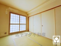 陽光がたっぷり差し込む洗練された和室。温かみのある畳のスッキリとしたデザインが、暮らしを心地よく彩ります。