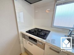 毎日の料理がもっとスムーズに。便利な3口コンロ付き。