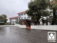 敷地内は木々が多く植えられていて、四季の移り変わりが感じられる緑豊かな景観です。