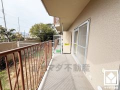 間取り図には記載されておりませんが、現況バルコニーがございます。南西向きで陽当たり、風通し良好。たっぷりの洗濯物も気持ちよく乾きます。