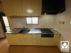 キッチンは空間を有効活用できる壁付けタイプ。窓がございますので、昼間は手元が明るく、お料理がはかどります。