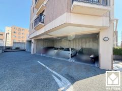 敷地内に駐車場を完備（月額8000円～10000円。サイズ制限有）。現在、駐車場に空きがございます。空き状況は変動いたしますので、詳細は弊社スタッフまでお気軽にお問い合わせください。