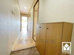 玄関にはシューズボックスを完備。家族の靴もしっかり収納できるので、玄関がいつも片付き、気持ちよくお客様を迎えられます。