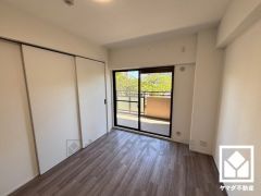 バルコニーにつながるお部屋で、通風・陽当たり良好。