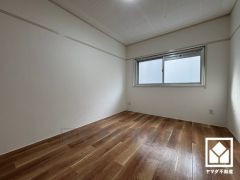 約6帖の洋室です。全居室に窓がございます。明るい陽光がたっぷり差し込む心地よい生活空間です。