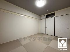 和の趣を大切にしながら、現代のライフスタイルにも調和する美しい琉球畳の和室。シンプルで洗練された空間が、暮らしに心地よいゆとりをもたらします。