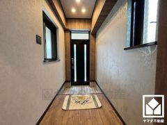 豊富に設置された窓から光が差し込み、外出時にも帰宅時にも、明るい気持ちになれる玄関です。