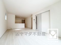 広々17帖のLDKが魅力。家族全員がリラックスできる、ゆったりとした快適リビングで温かい団らんの時間を。