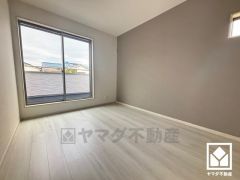 約6帖の西側洋室です。大きな窓からは明るい光が降り注ぎます。柔らかな光が差し込むお部屋で、快適で落ち着いた生活をお送りいただけます。