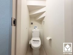 明るく清潔感溢れるトイレです。イレットペーパーのストックや消耗品置き場、小物置きなどとしてもお使いいただけるカウンタースペースがございます。