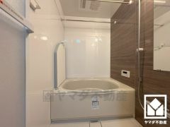 1日の疲れを癒す浴室でゆったりリフレッシュ。ナチュラルな木目調のアクセントパネルは落ち着いた雰囲気を演出してくれます。ボタン1つで自動でお湯張りができるオートバス機能付き。