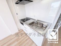 換気効率が高くお手入れもしやすいスリム型のレンジフードを完備。スッキリとしたスタイリッシュなデザインも魅力の一つです。