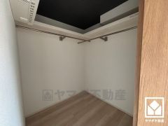 収納力豊富なウォークインクローゼット付き。お洋服はもちろん、スーツケースなどの大物、日用品のストックもしっかり収納できます。