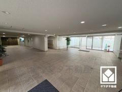 開放的で落ち着いたロビーが、心を癒すひとときを演出。くつろぎと気品が共存する、快適な住まい。